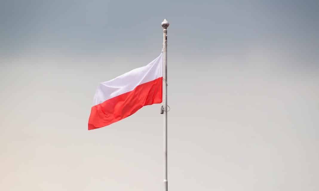 Obrządek Dnia Flagi w Ostrówku Wielkopolskim – Jak należycie uczcić symboł Narodowy?